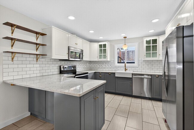 Building Photo - Charming West Linn Home with Stunning Mt. ...