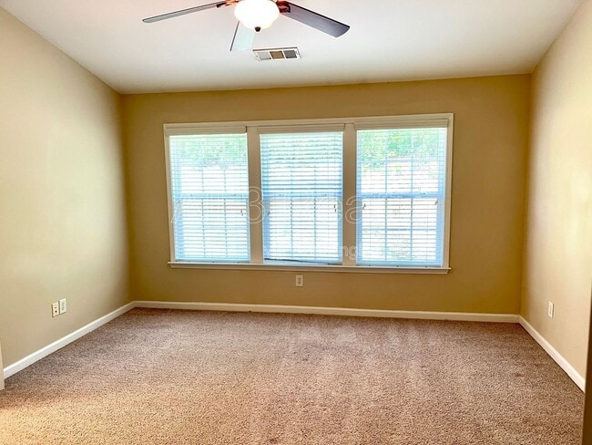 Building Photo - 2813 Deerwood Ln