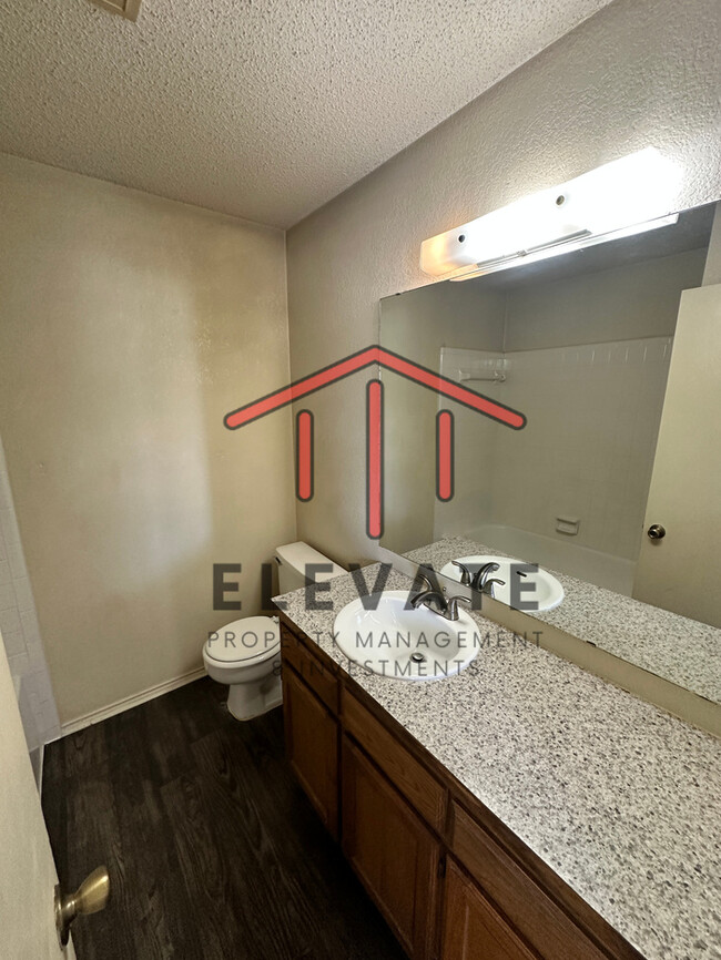 Building Photo - Cozy 2 bed/2bath duplex nestled in Moore E...