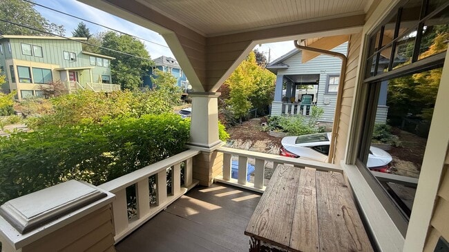 Building Photo - Beautiful Fully Furnished Home in Close-In...