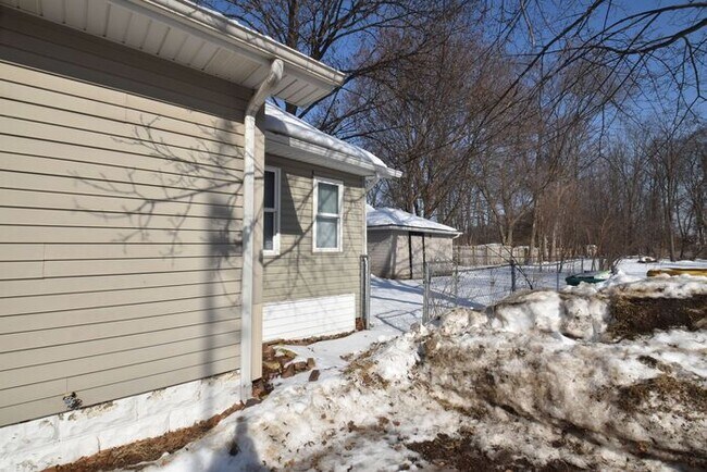 Building Photo - Mishawaka North-east 2 bedroom and 1 bath home on a large lot