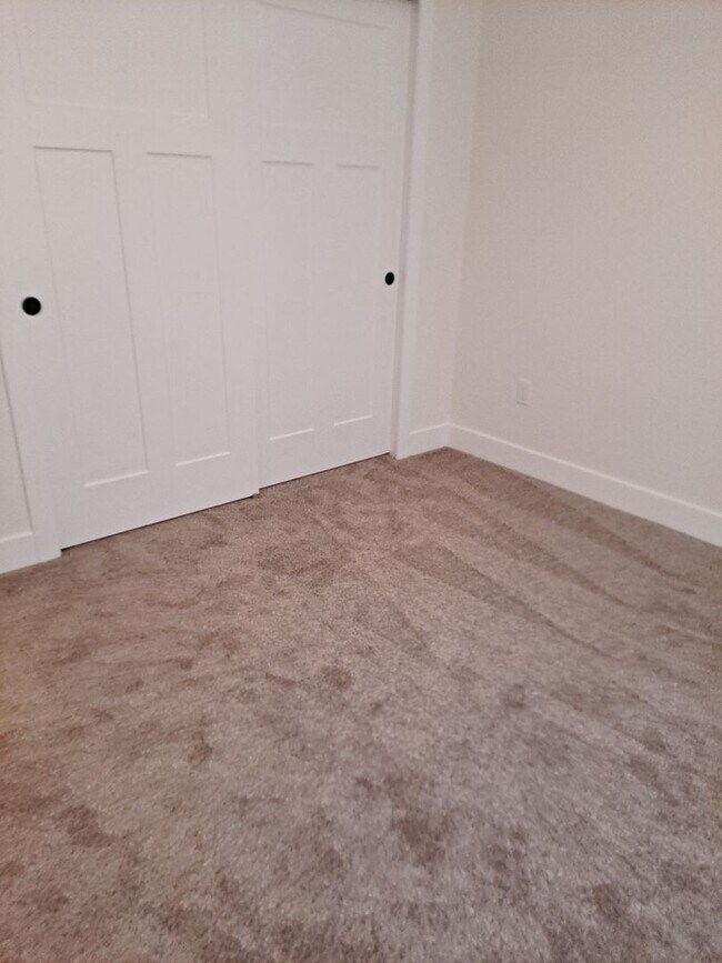 Building Photo - ALL PROSPECTIVE TENANTS MUST SUBMIT A $58 NON-REFUNDABLE APPLICATION FEE PER APPLICANT ONLINE AND...