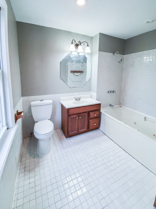 Building Photo - 708 E Warrington Ave