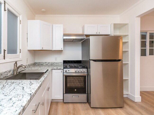 Building Photo - Freshly Updated Studio w/Patio in South Park! * All Utilities Included! *