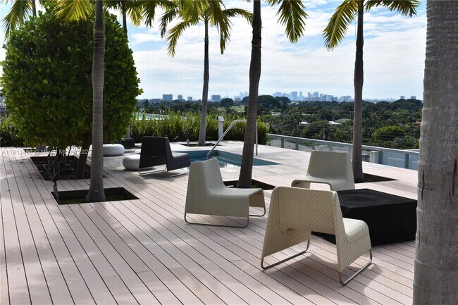 Building Photo - 9940 W Bay Harbor Dr