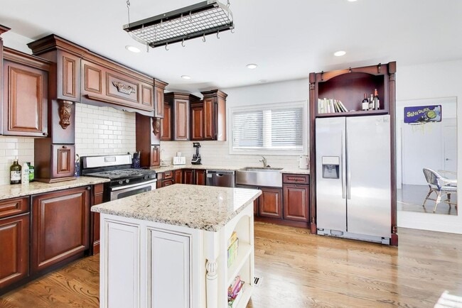 Building Photo - 229 N Myrtle Ave