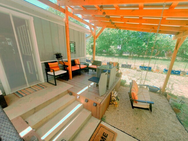 Building Photo - 1003 Bugg Ln