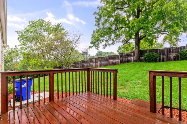 Building Photo - 3 Bed / 3 Bath. Pet Friendly. Easy access ...