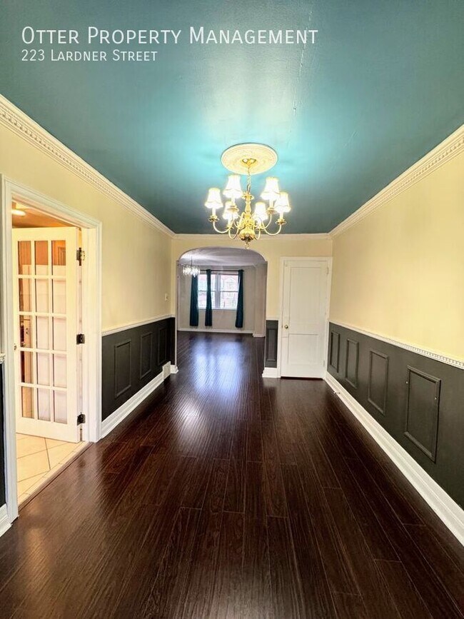 Building Photo - 223 Lardner St