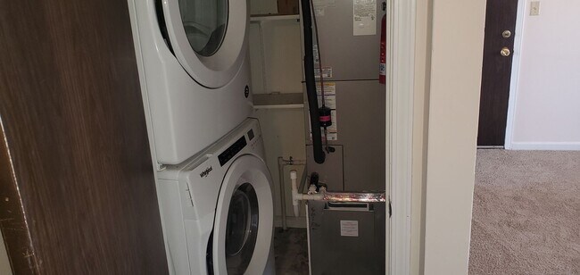 Building Photo - 306 W Southampton Dr