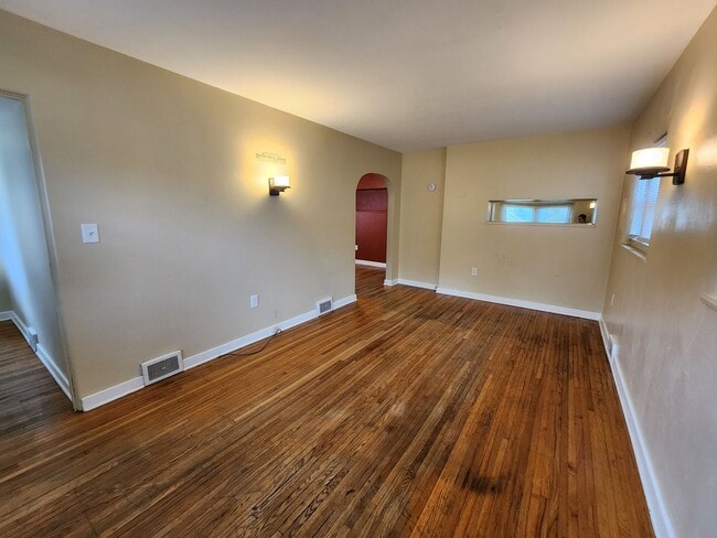 Building Photo - Two Bedroom Home in Normal