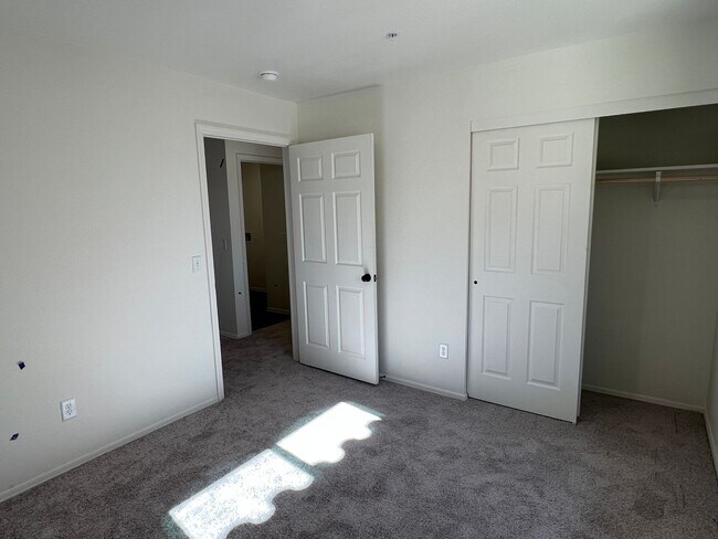 Building Photo - 3 BEDROOM TOWNHOME!