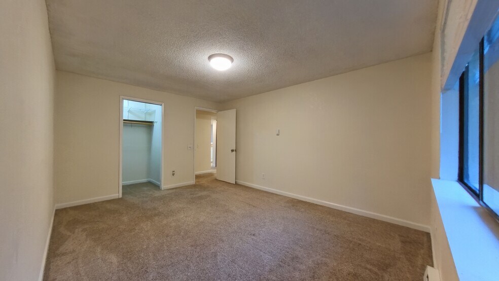 Empty Main Bedroom with walkin cloet - 6125 NE 193rd Place
