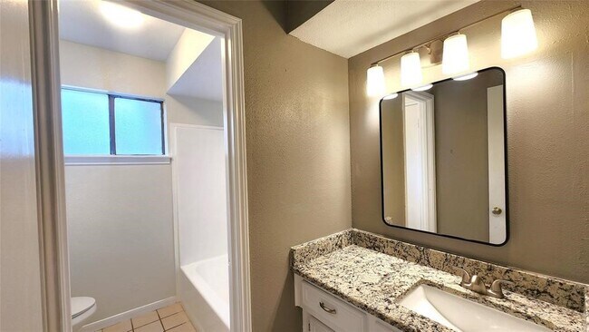 Building Photo - 2702 Foliage Green Dr