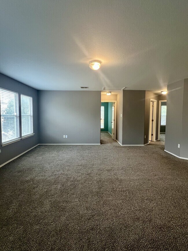 Building Photo - 9411 Rainbow Creek