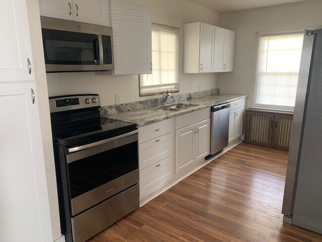 Building Photo - Newly Renovated 3 bedroom, 2.5 bath home