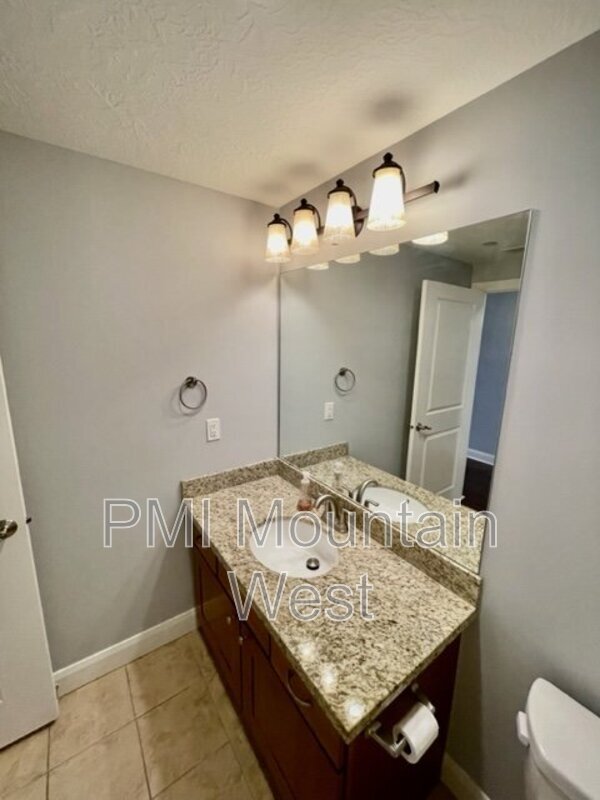 Building Photo - 88 S 900 E