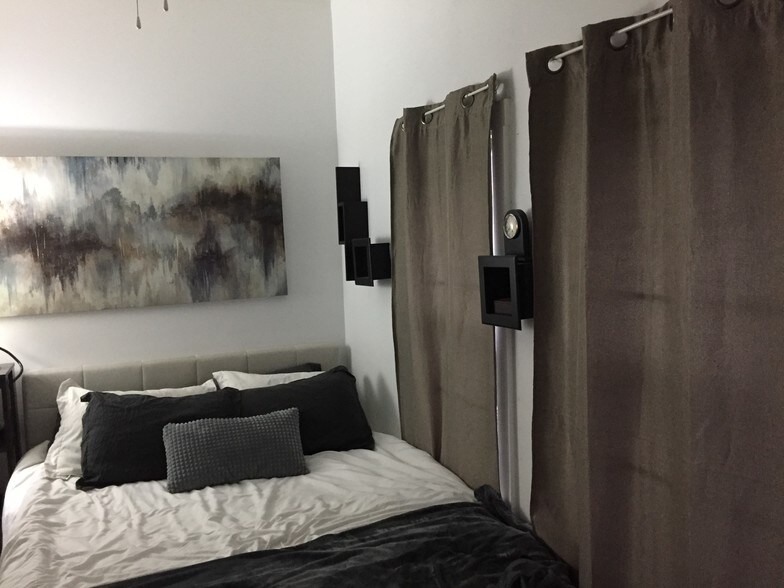 Building Photo - 2909 W Dickens Ave