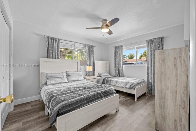 Building Photo - 1208 NE 5th Ave