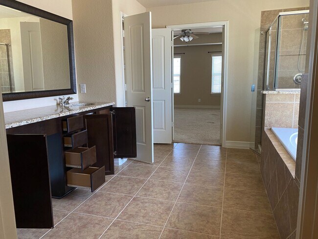 Building Photo - 3101 Christians Tee