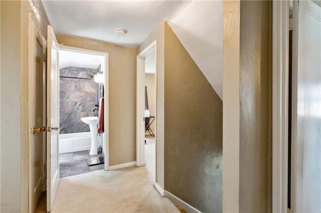 Building Photo - Fully Updated 3 Bed/1 Bath Home - Integral Garage, Laundry in Basement - Available Now in Penn Hi...