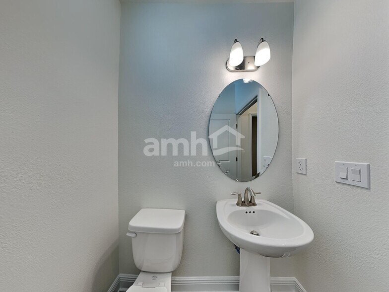 Building Photo - 874 Heavenly Dr