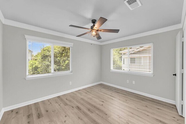 Building Photo - 266 Alexandra Dr