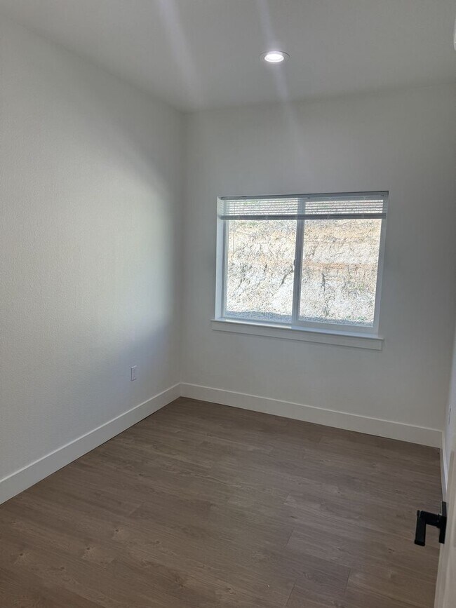 Building Photo - Newly built homes with City of Redding solar!