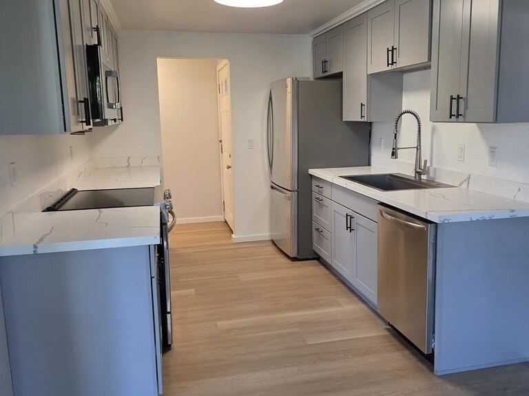 KITCHEN - 214 Portland Ct SW