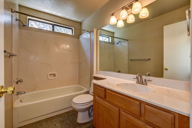 Building Photo - Pet Friendly 4 bedroom, 3 bath home for rent!
