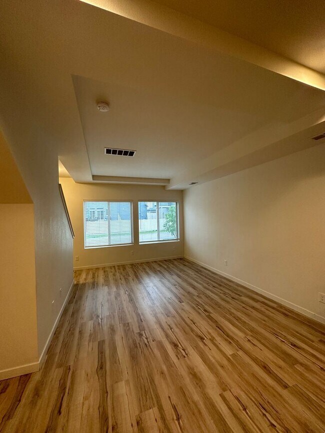 Building Photo - 4 br, 2.5 bath House - 6121 Ashmore Ln