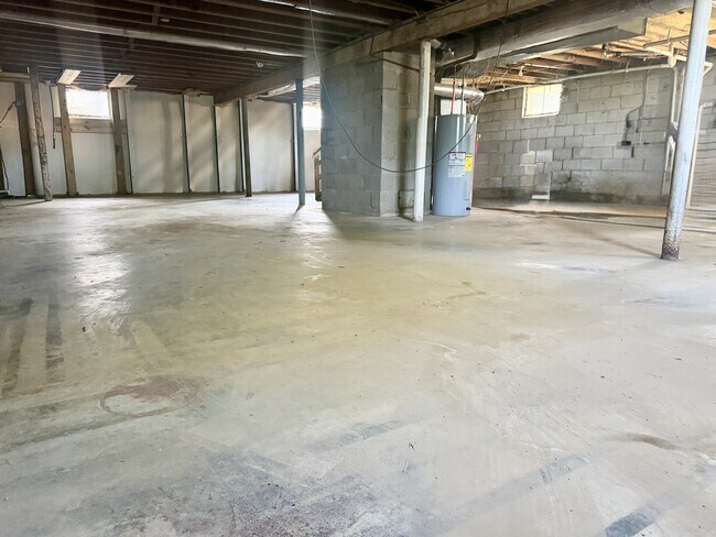 Building Photo - 1205 Louisville Rd