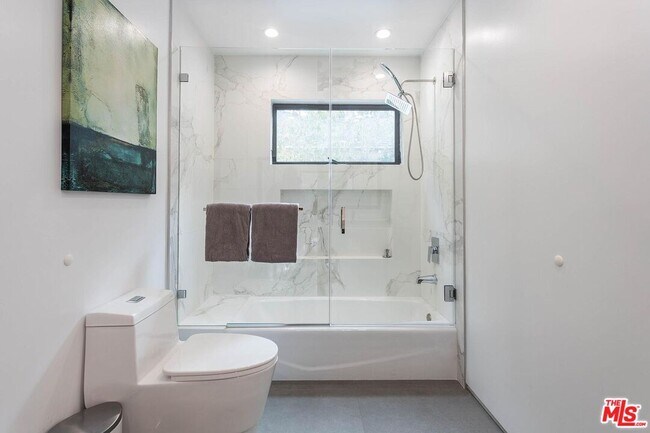 Building Photo - 1948 S Point View St