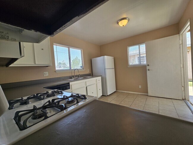 Building Photo - 3 Bedroom Home off of Hollywood– Now Offer...