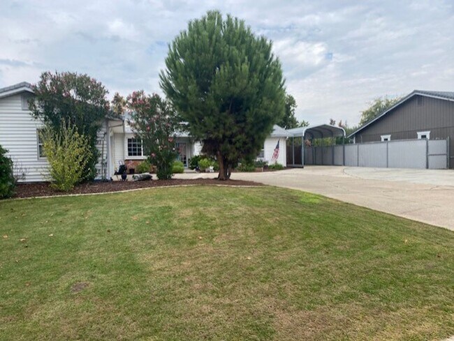 Building Photo - Beautiful Home w/ Pool