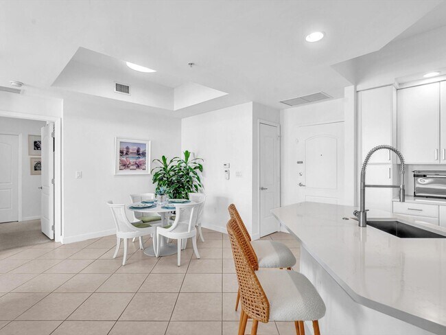 Building Photo - 801 S Olive Ave