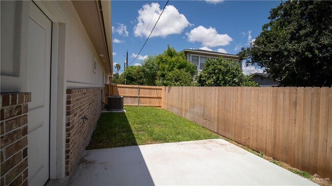 Building Photo - 25 E Jessamine Ave