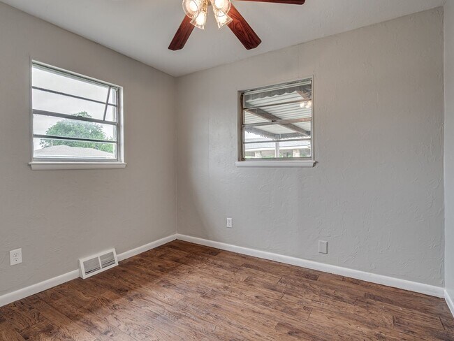 Building Photo - Charming Home in OKC + 4 bedrooms