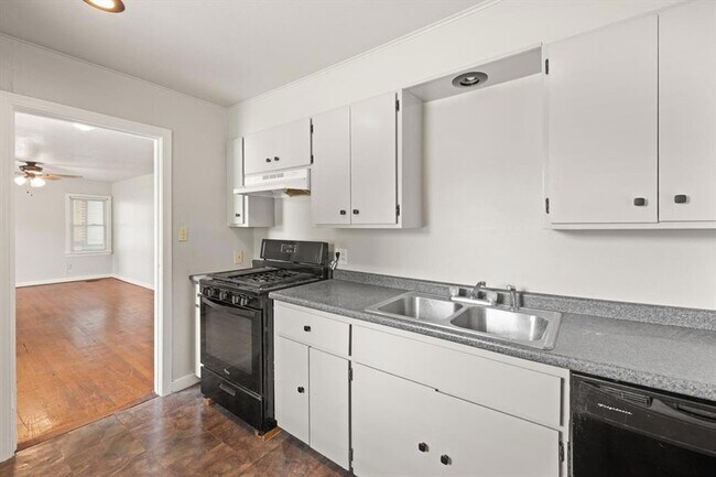 Building Photo - 208 E 7th St