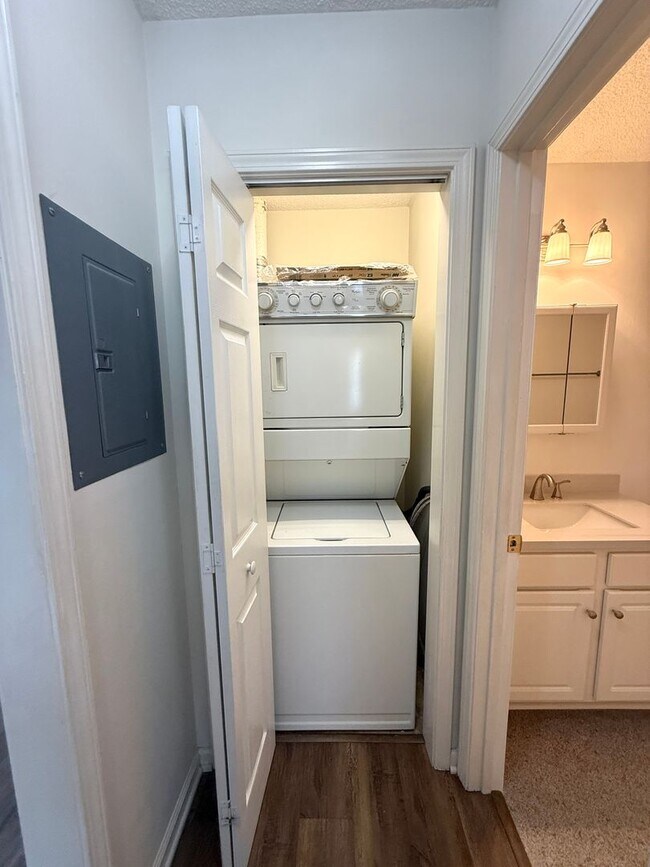 Building Photo - RENT SPECIAL! Updated Holten Place, top fl...