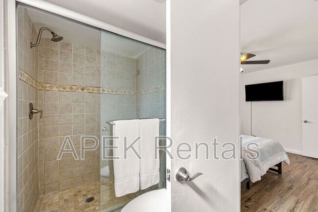 Building Photo - 2290 N Victoria Rd