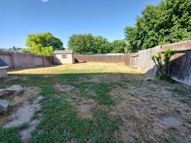 Building Photo - 3 bedroom 2 bath home with attached garage