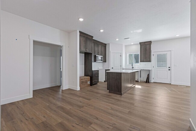 Building Photo - B532AG
