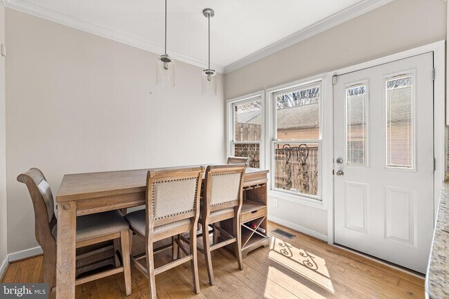 Building Photo - 211 W Hill St