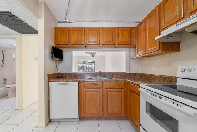 Building Photo - 6736 Palmetto Cir S