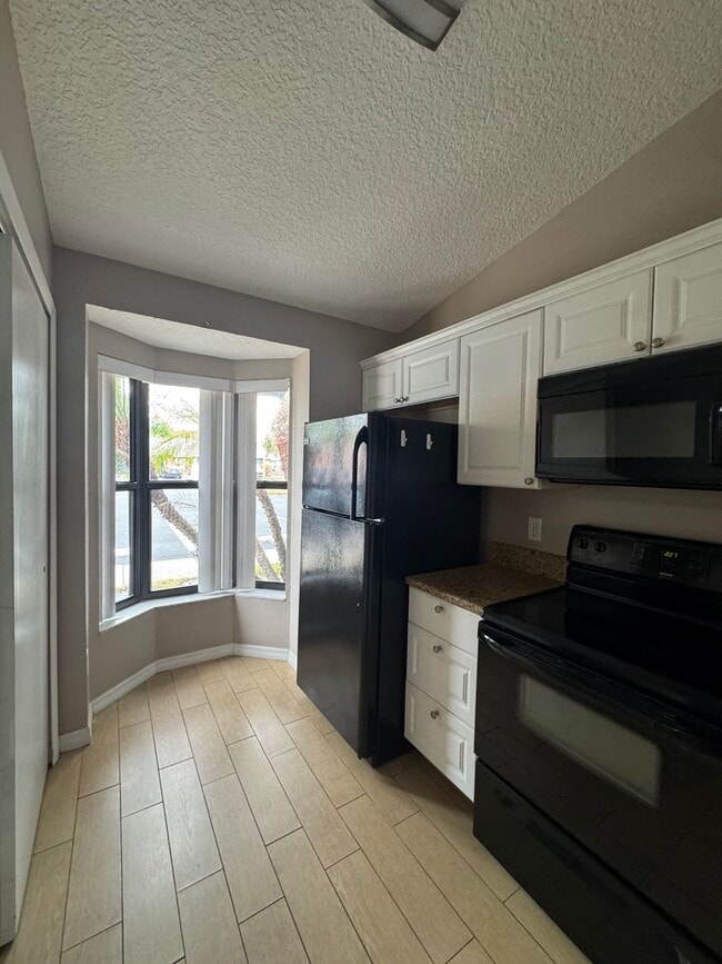 Building Photo - MOVE IN SPECIAL- Cozy 1 Bed/ 1 Bath in King Oak Villas