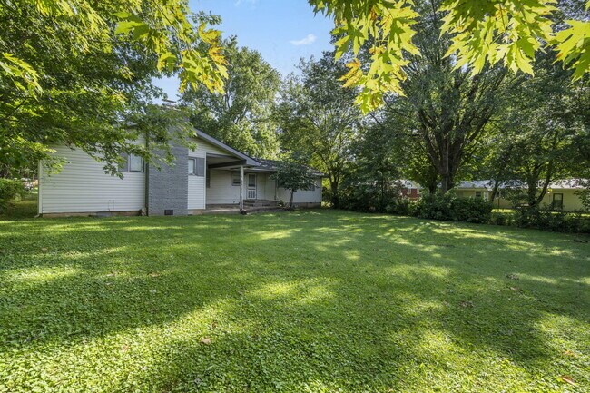 Building Photo - 938 E Lindberg St