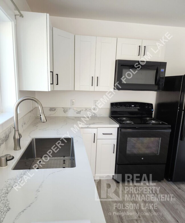 Building Photo - 814 1/2 Rumsey Way