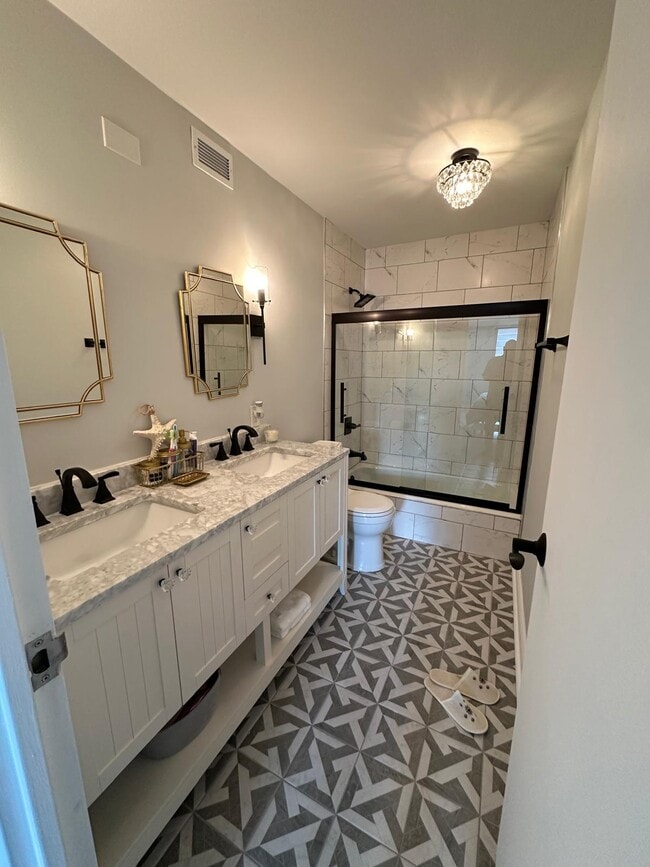 Building Photo - 6033 N Sheridan Rd