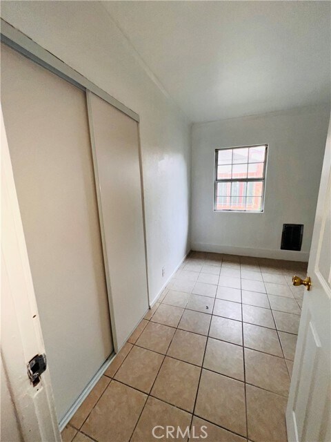 Building Photo - 1738 W 38th St
